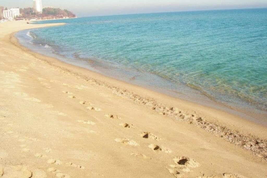 Apartment Kabakum Di Sea View е прекрасен апартамент намиращ се на 20м.от плажа. в непосредстена близост има хранителен магазин, аптека, спирка на градския транспорт. заведения за всеки вкус.